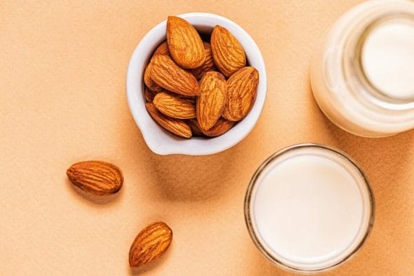 almond nuts and milk