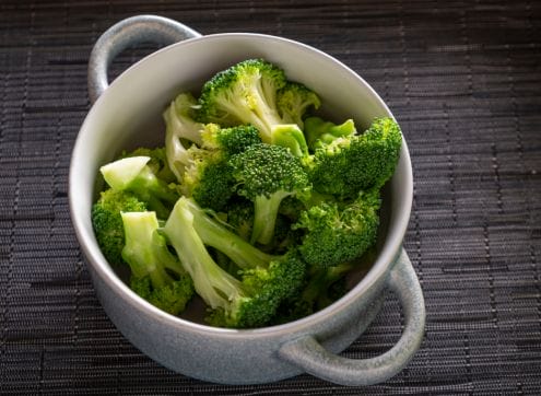 A bowl of broccoli, suitable for a renal diet.
