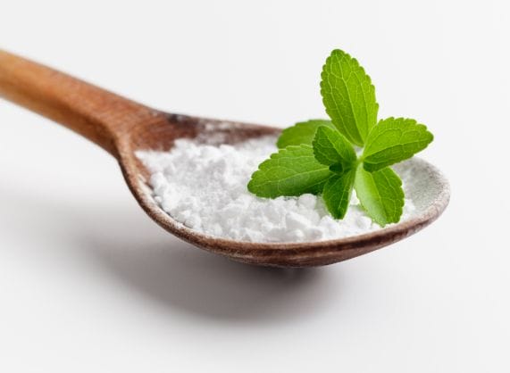 A spoon with powdered sugar and stevia.